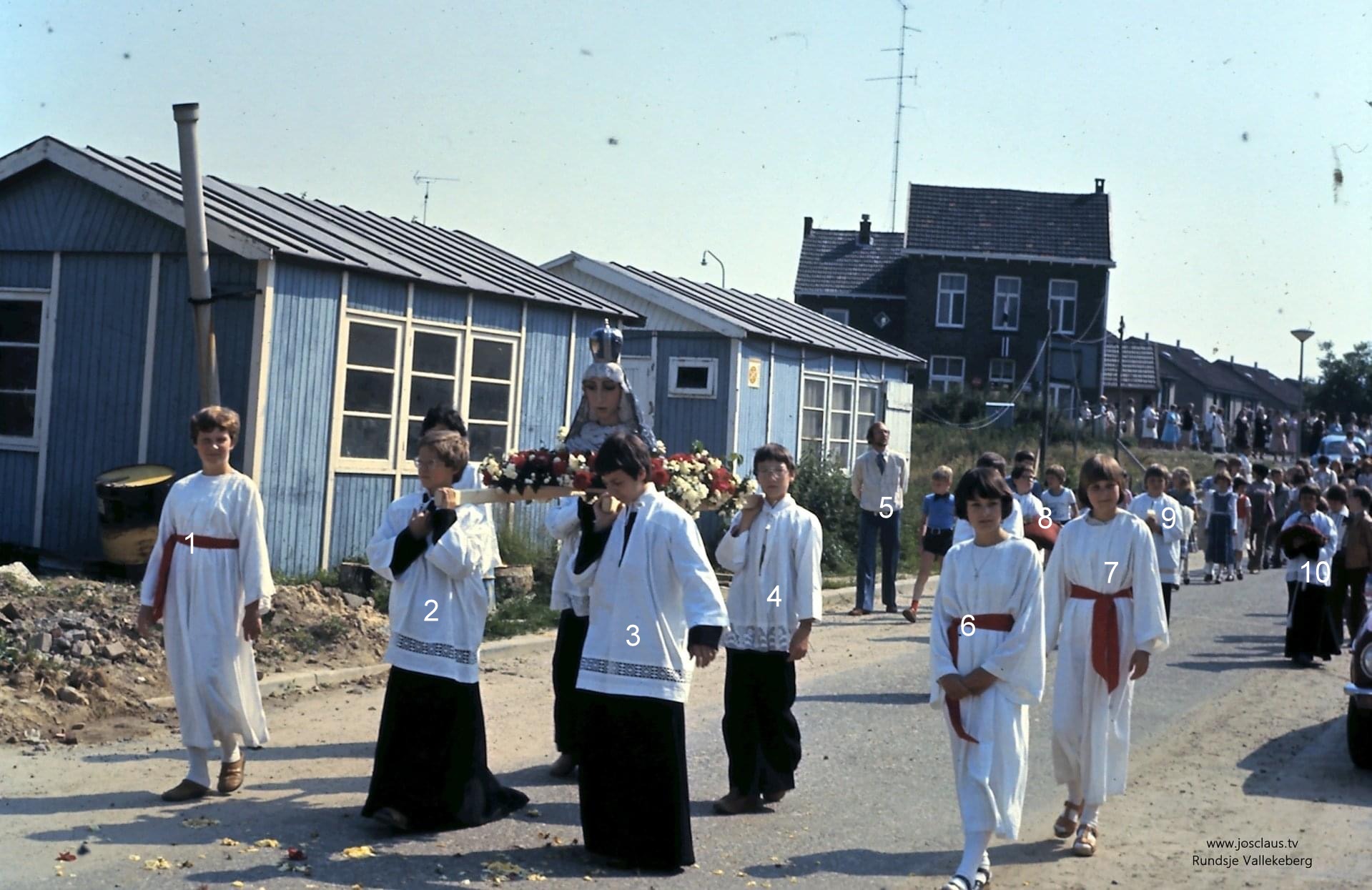 Juni 1978: de processie van Schin op Geul trekt voor het eerst door de in aanbouw zijnde nieuwbouwwijk Mauritiussingel/Warande